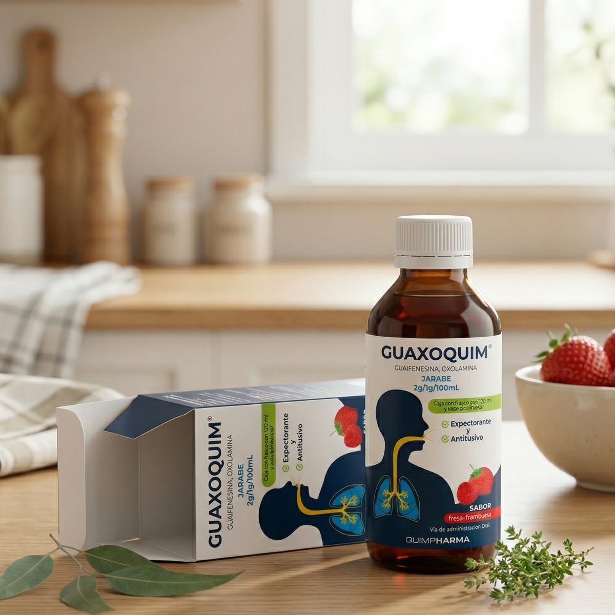 Guaxoquim Guaifenesina, Oxolamina Jarabe Expectorante y Antitusivo 2g/1g/100 mL Sabor Fresa-Frambuesa Caja con Frasco con 140 mL y Vaso Dosificador Quimpharma